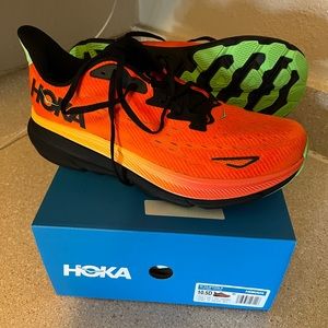 NEW IN BOX NEVER WORN 10.5 D Hoka Clifton 9